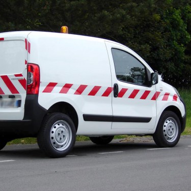 Véhicule de travaux avec chevrons blanc et rouge