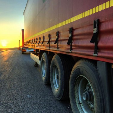 Bande segmentée de visibilité réfléchissante pour camion à remorque bâchée - ECE 104